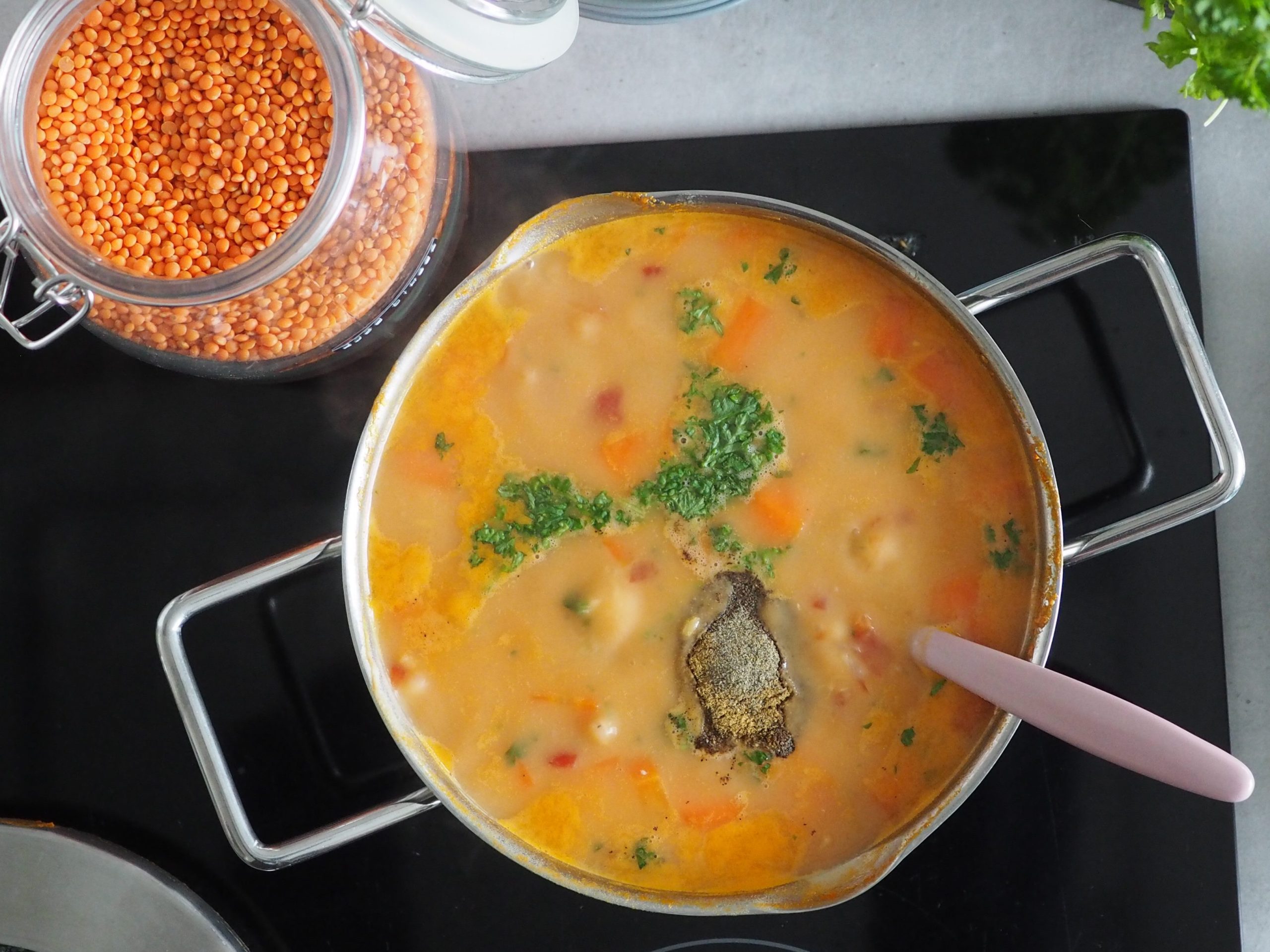 Rød linsesuppe med kokosmælk opskrift