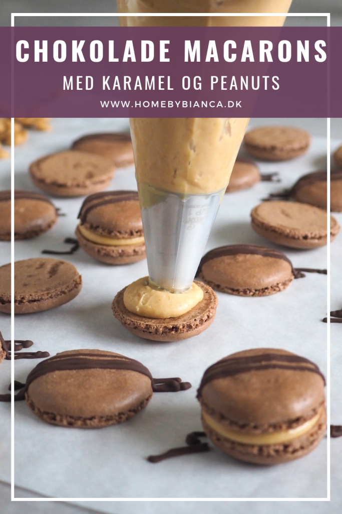 Chokolade macarons med karamel ganache og peanuts