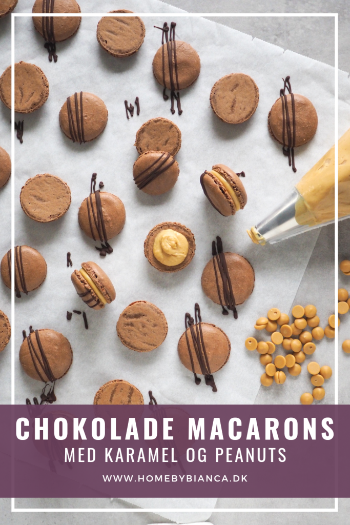 Chokolade macarons med karamel ganache og peanuts