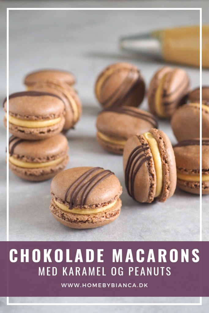 Chokolade macarons med karamel ganache og peanuts