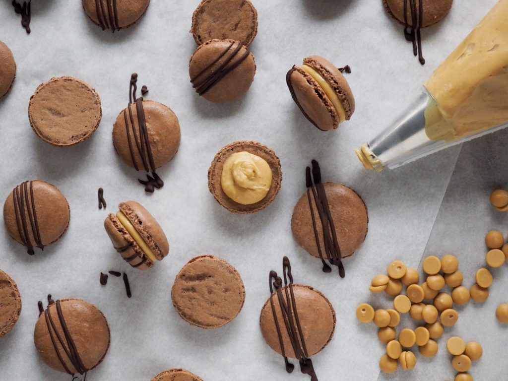 Chokolade macarons med karamel ganache og peanuts