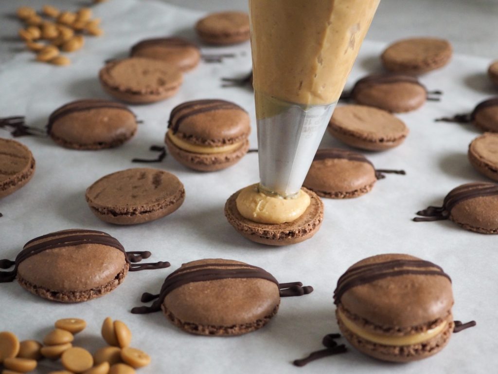 Chokolade macarons med karamel ganache og peanuts