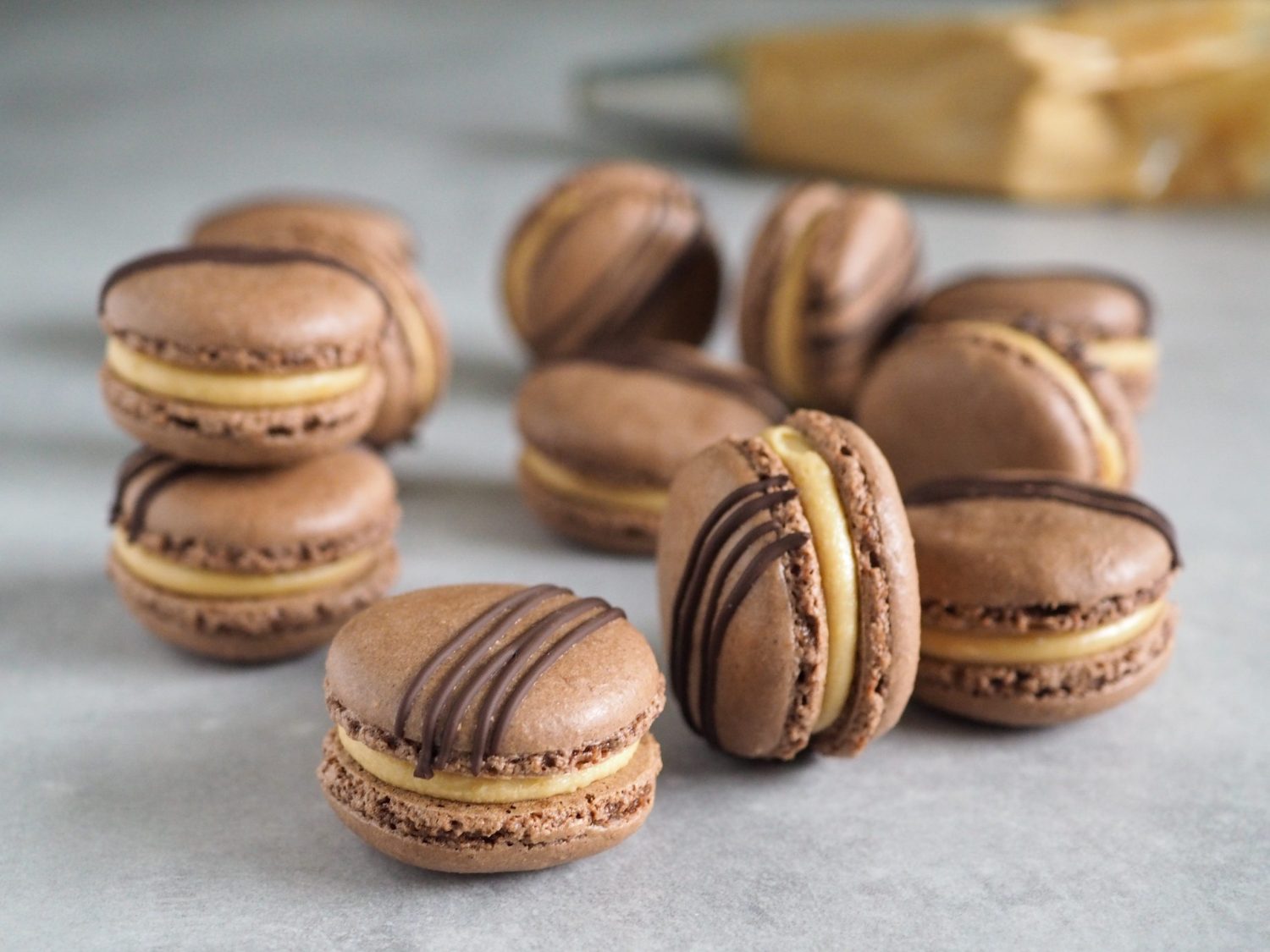 Chokolade macarons med karamel ganache og peanuts