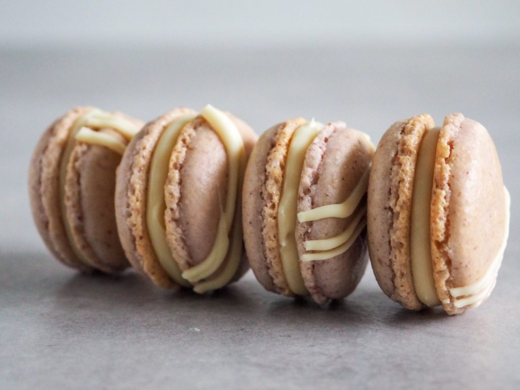 Hindbær macarons med frysetørrede hindbær