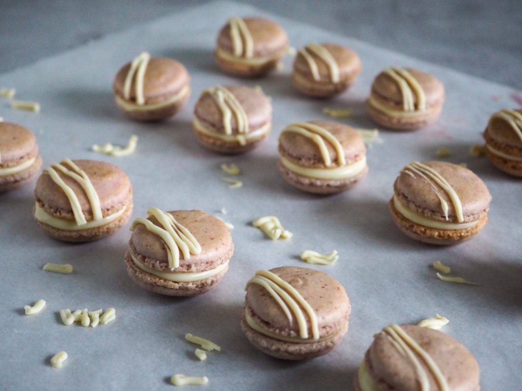 Hindbær macarons med frysetørrede hindbær