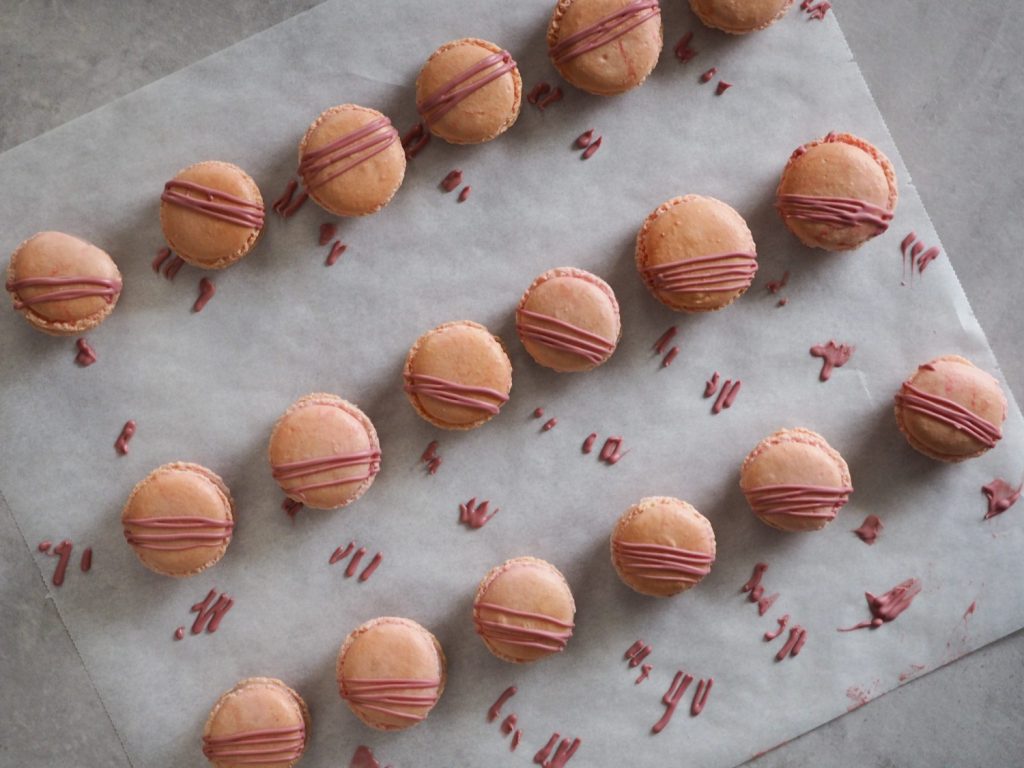 Lyserøde macarons med ruby ganache