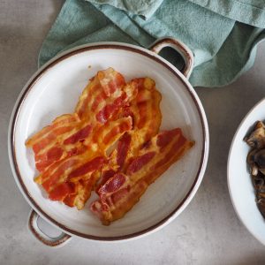 Hønsesalat med bacon og æble opskrift