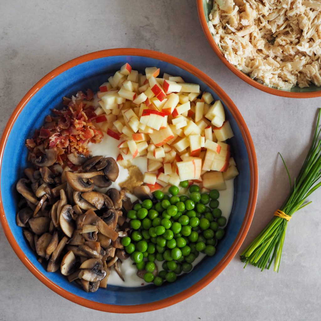 Hønsesalat med bacon og æble opskrift