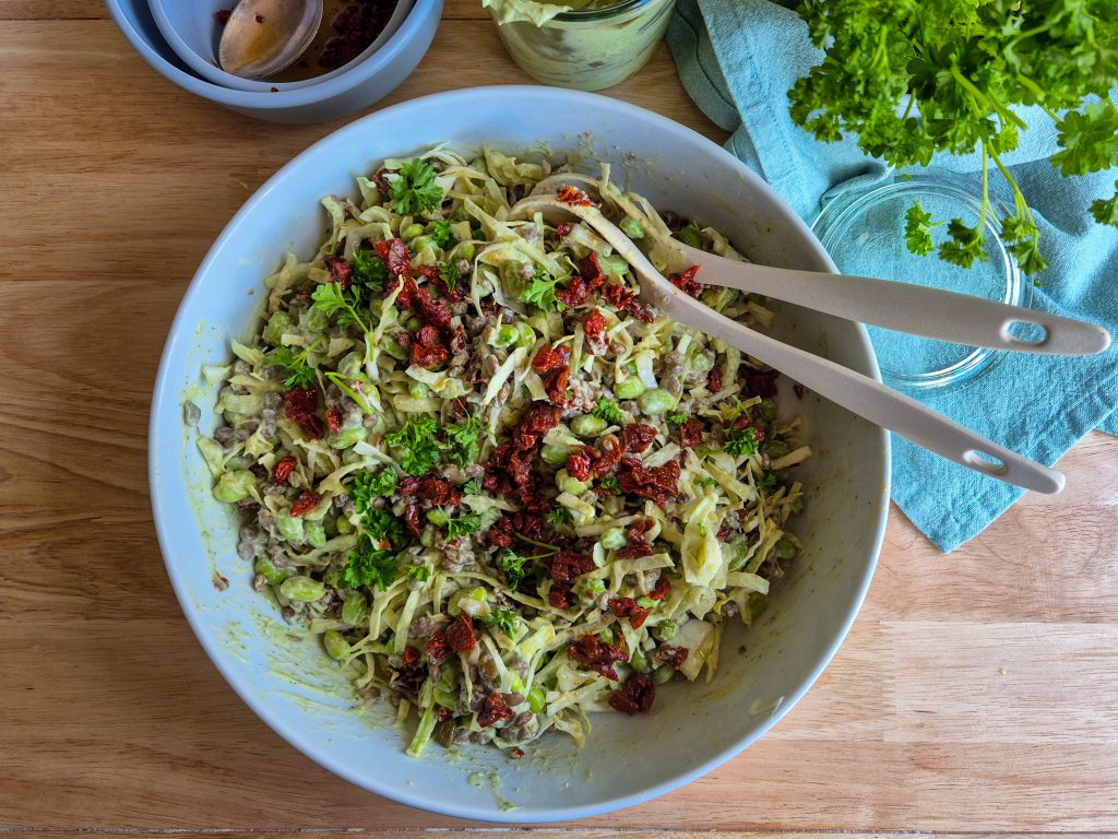 Spidskålssalat med avocadodressing