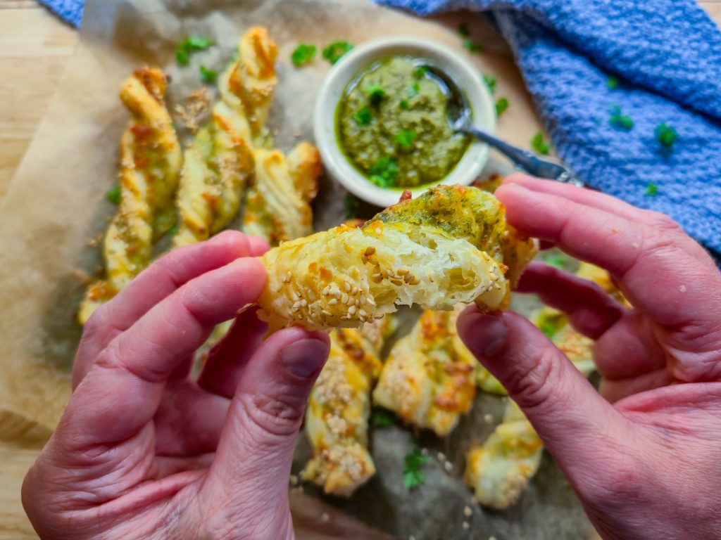 Butterdejsstænger med pesto og ost