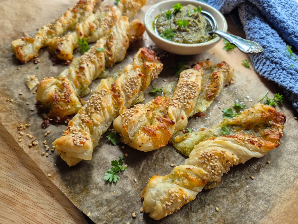 Butterdejsstænger med pesto og ost