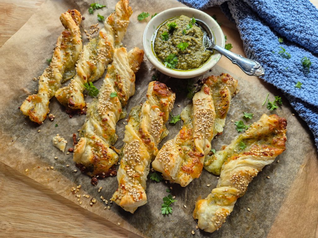 Butterdejsstænger med pesto og ost