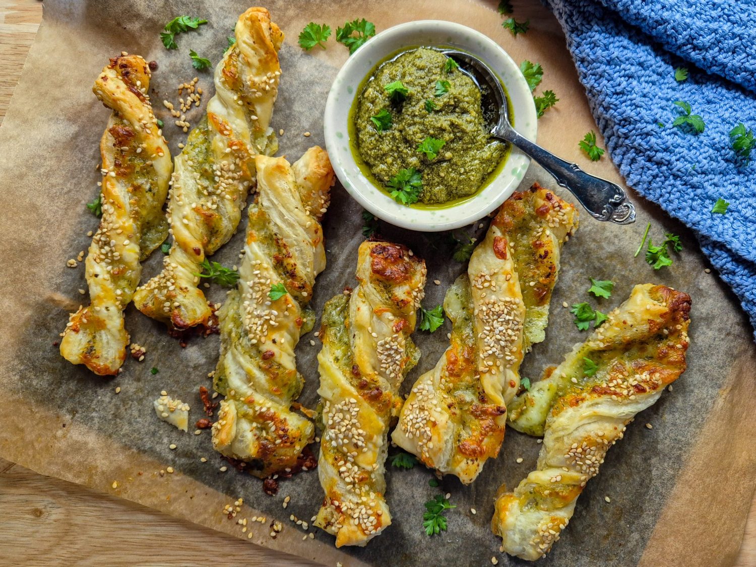 Butterdejsstænger med pesto og ost