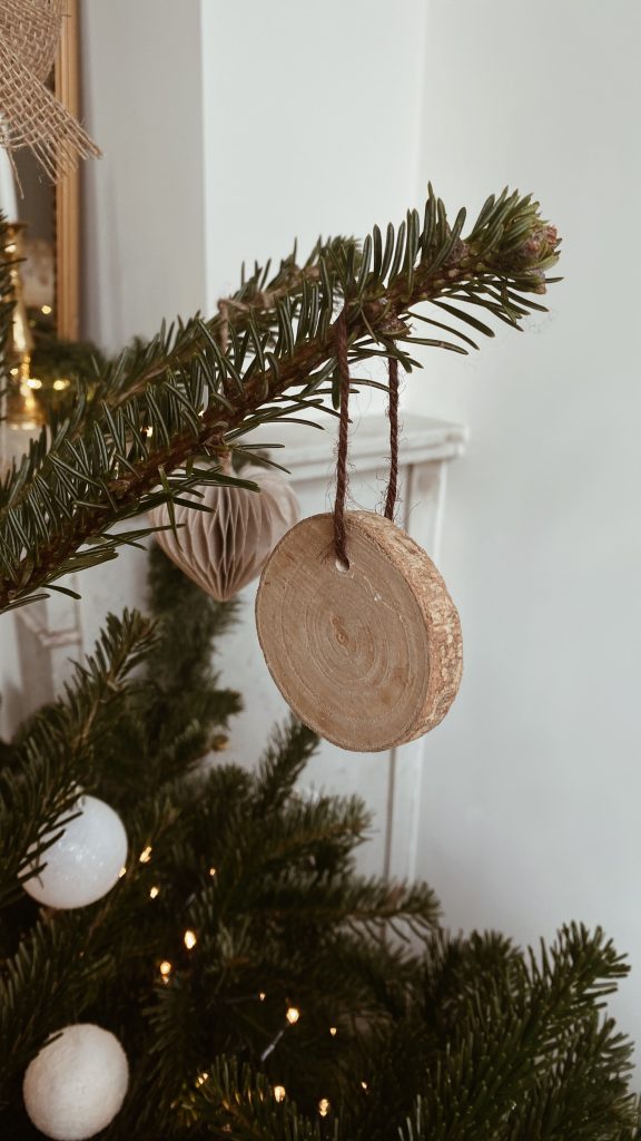 DIY : Décoration de sapin en rondin de bois