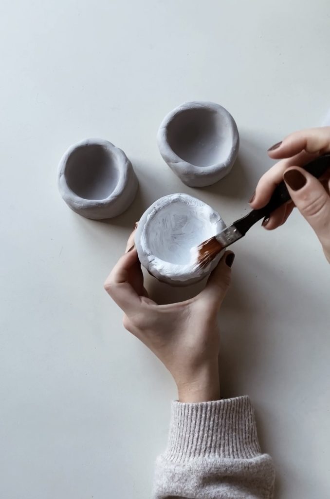 Débuter la poterie chez soi : tutoriel facile pour faire un bougeoir en argile  auto-durcissante - Marie Claire