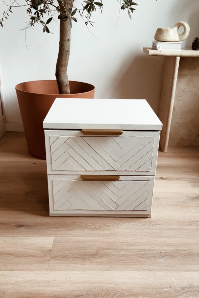 Upcycling d'un petit meuble de chevet avec un motif chevrons