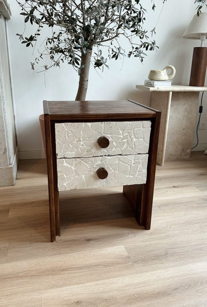 Upcycling d'un meuble de chevet avec du travertin