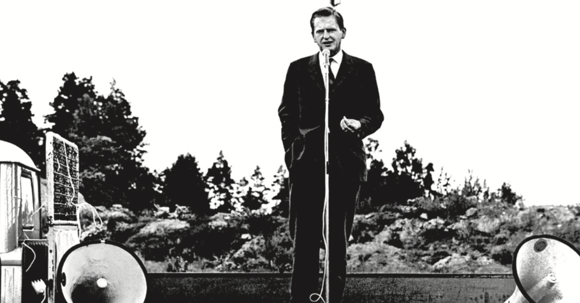 Olof Palme står på ett lastbilsflak och pratar i mikrofon, bilden är svartvit