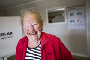En äldre kvinna ler 