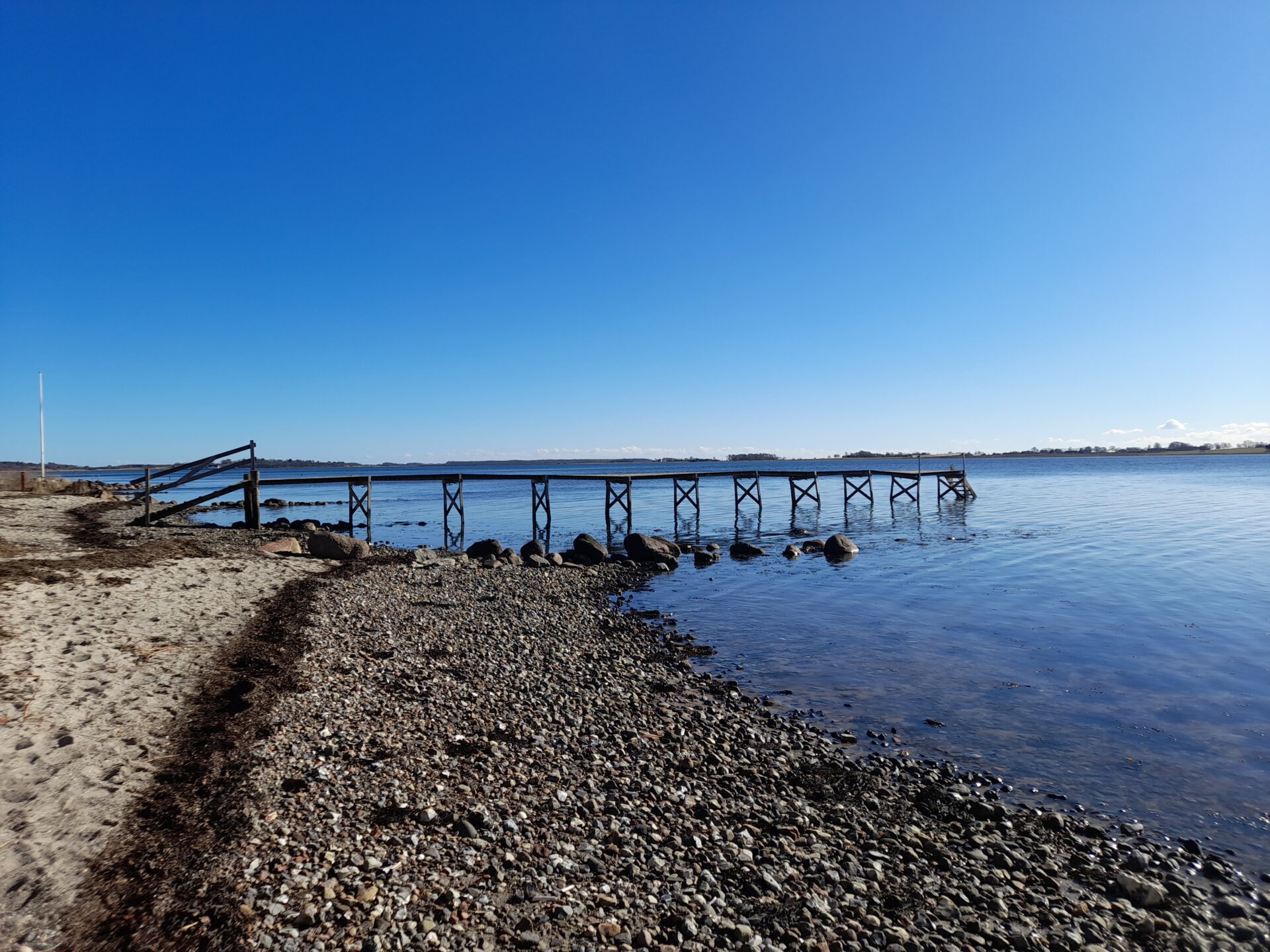 Sondrup Strand ved Horsens Fjord er et smukt område hvori man kan fiske