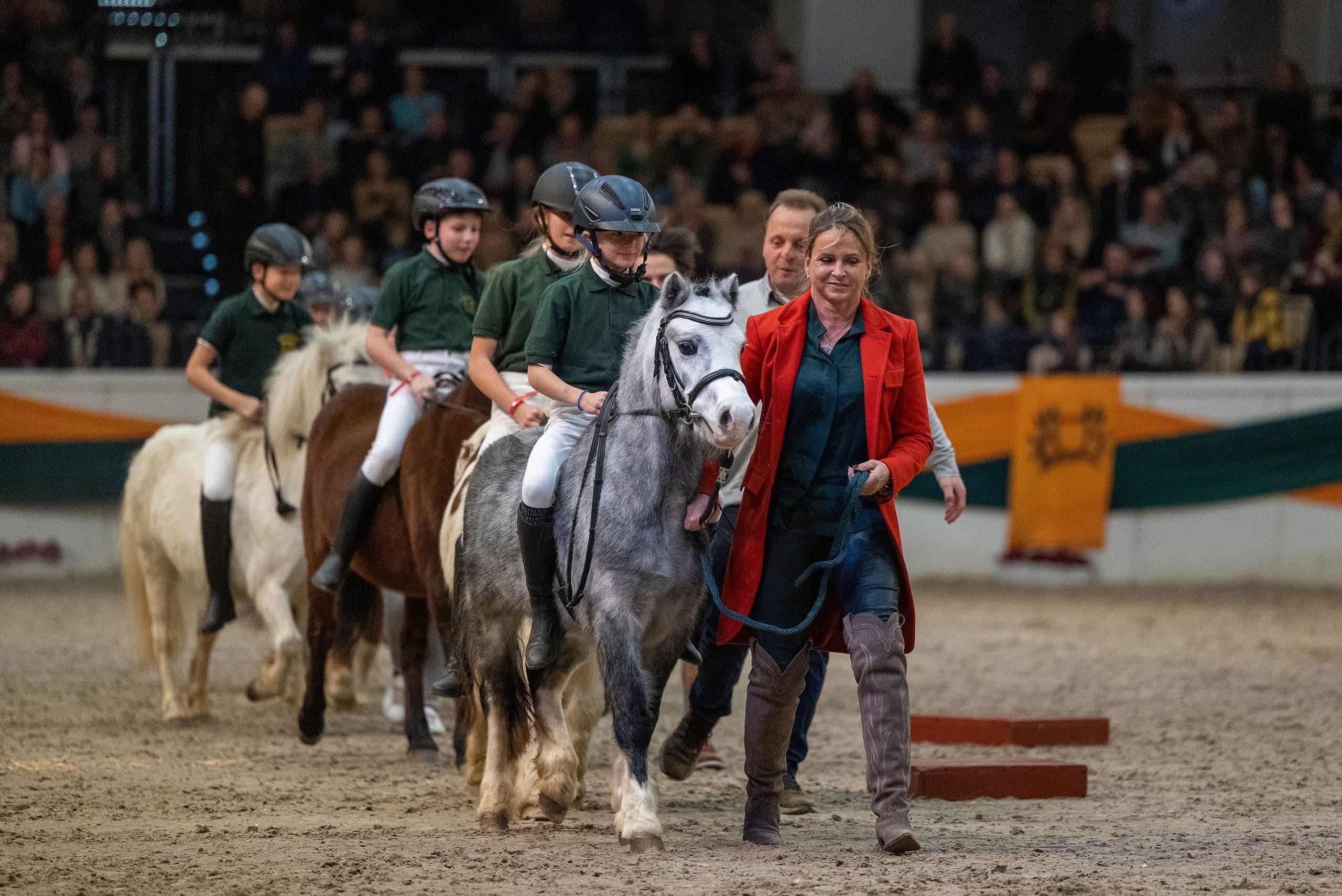 Olympionikin Dorothee Schneider bei der Trakehner Galaschau mit Ponys und Kindern vom Forsthaus Tiergarten Lüneburg, wo sie oft Ferienkind war. Trakehner verbinden für immer! (Foto: Jutta Bauernschmitt)