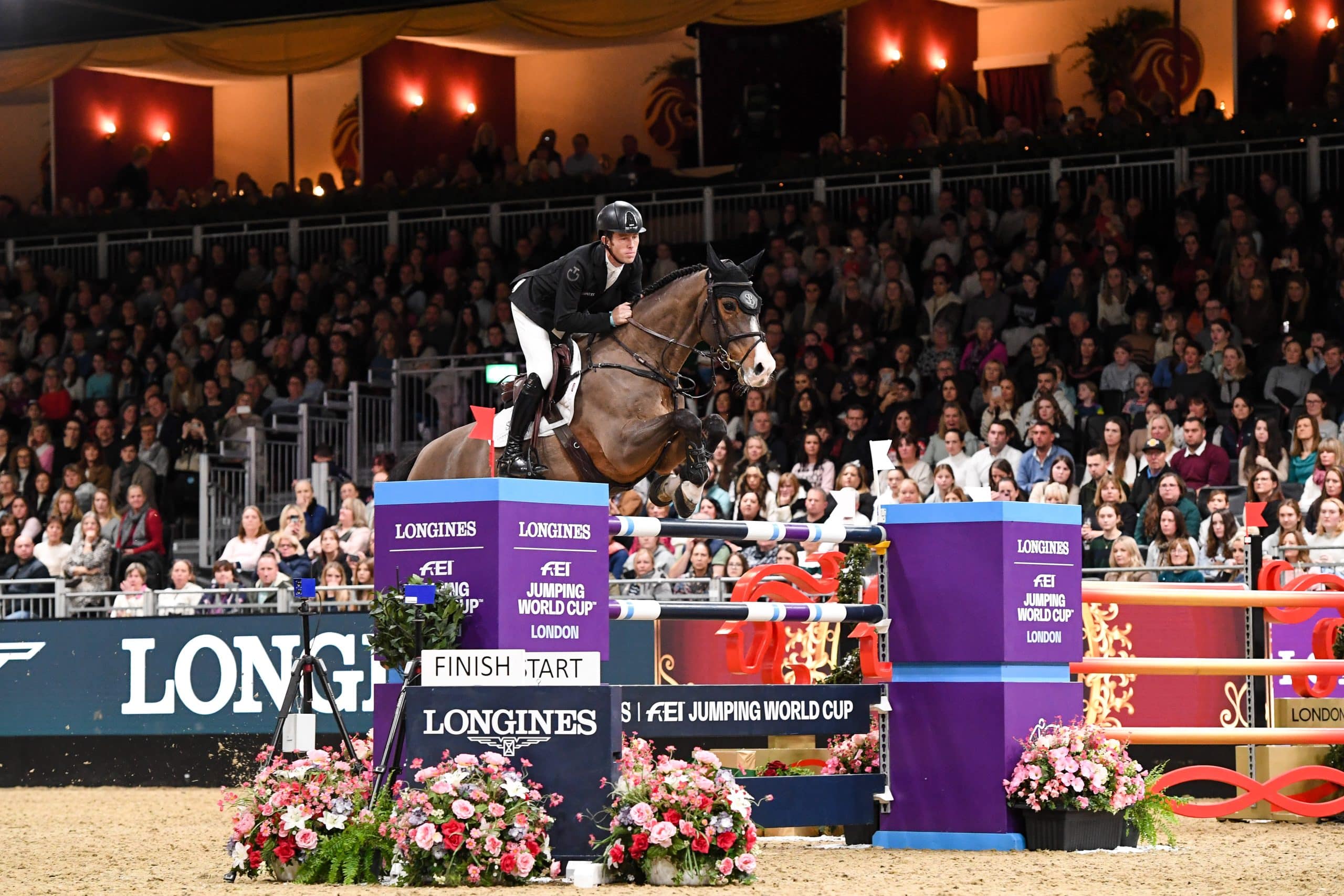 Scott Brash Reiten Hello Jefferson, Gewinner des Longines FEI Jumping World CupTM - Die WeltQualifikationin London International Horse Show 2022 (London International Horse Show/Peter Nixon)