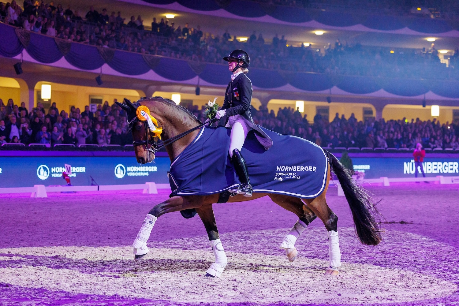 Gefeiertes Siegpaar im Finale des NÜRNBERGER BURG-POKAL 2022 in Frankfurts Festhalle - Andrina Sutter (SUI) und Briatore NRW. (Foto: Stefan Lafrentz)