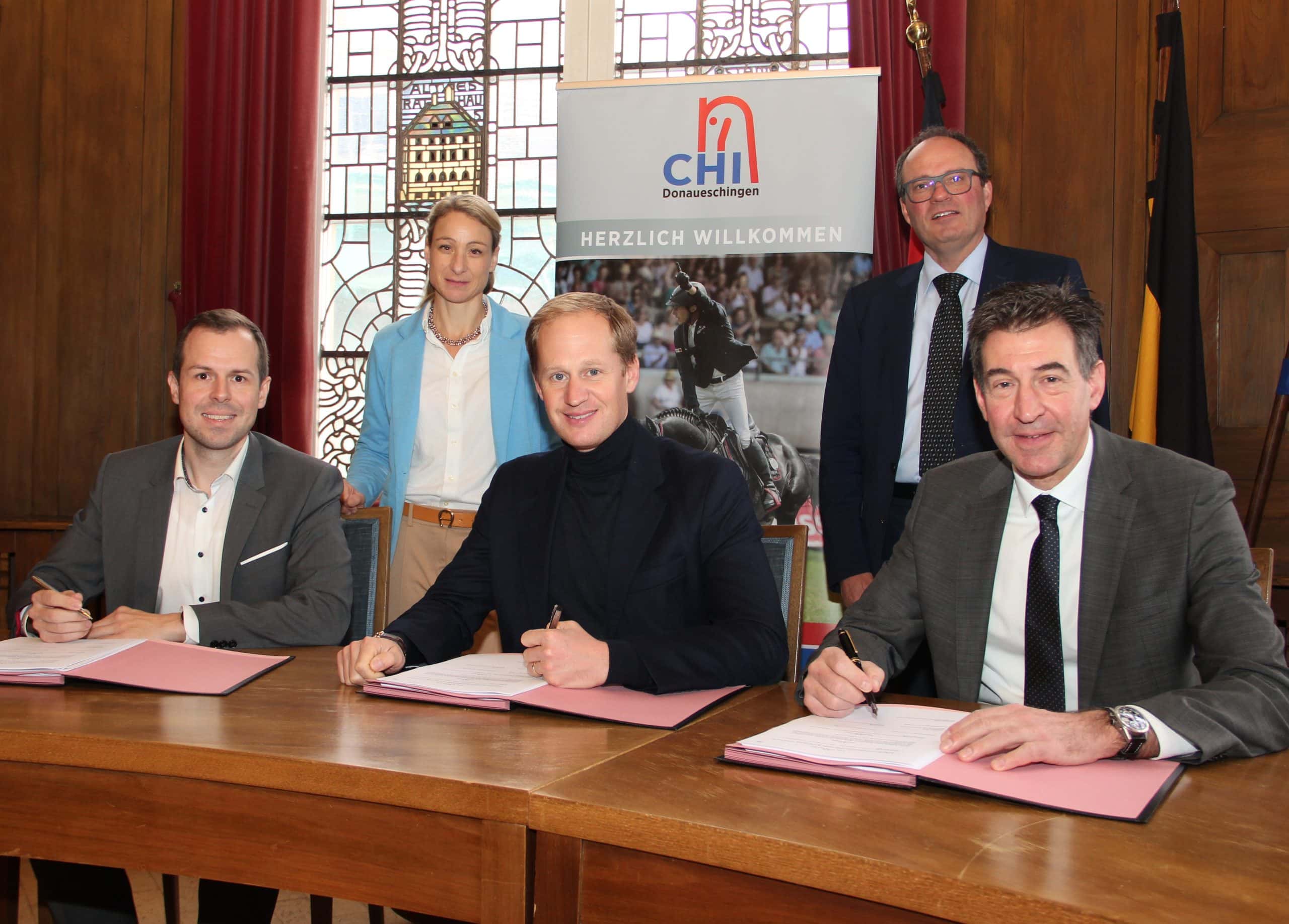 v.l.: Andreas Haller (Reitturnier GmbH), Ulrike Steb (GB Events), Matthias Rath (Schafhof Connects), Bürgermeister Severin Graf, Oberbürgermeister Erik Pauly ( Stadt Donaueschingen) Foto: Stadt Donaueschingen