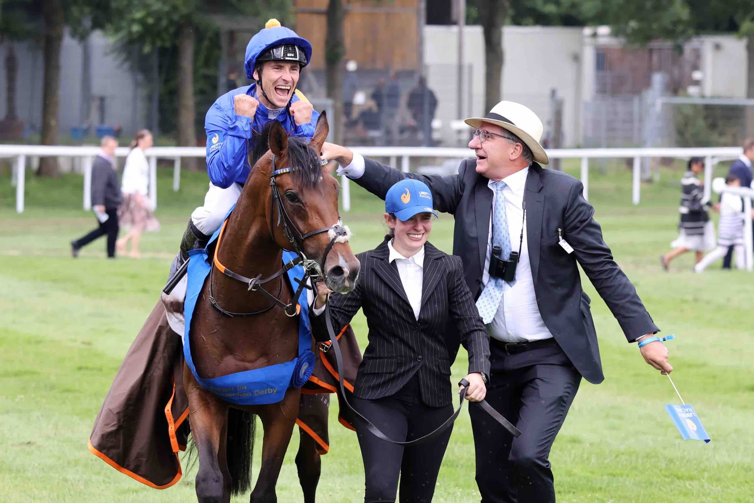 Wer folgt am 7. Juli 2024 auf Derbysieger Fantastic Moon in Hamburg? Hier mit Rene Piechulek und Mitbesitzer Christian Sundermann. (Foto: galoppfoto.de)