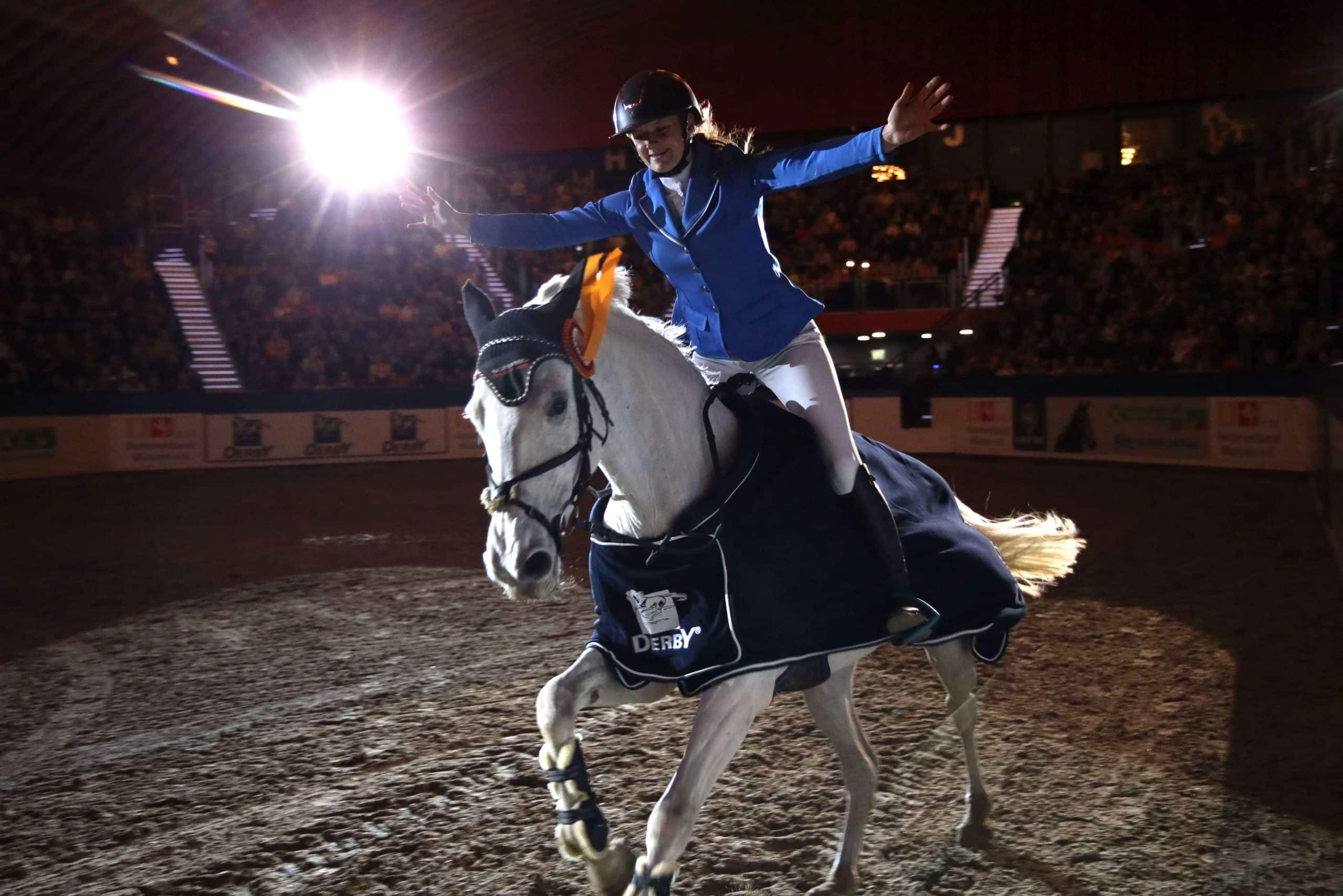 Im Sattel ihrer Stute Come and feel O hatte Juliane Rölfing allen Grund zum Jubeln: Eine blitzsaubere Nullrunde in einer rasanten Zeit bedeuteten den Sieg für das Paar im Derby Pferdefutter Preis. (Foto: Frank Wahlert)