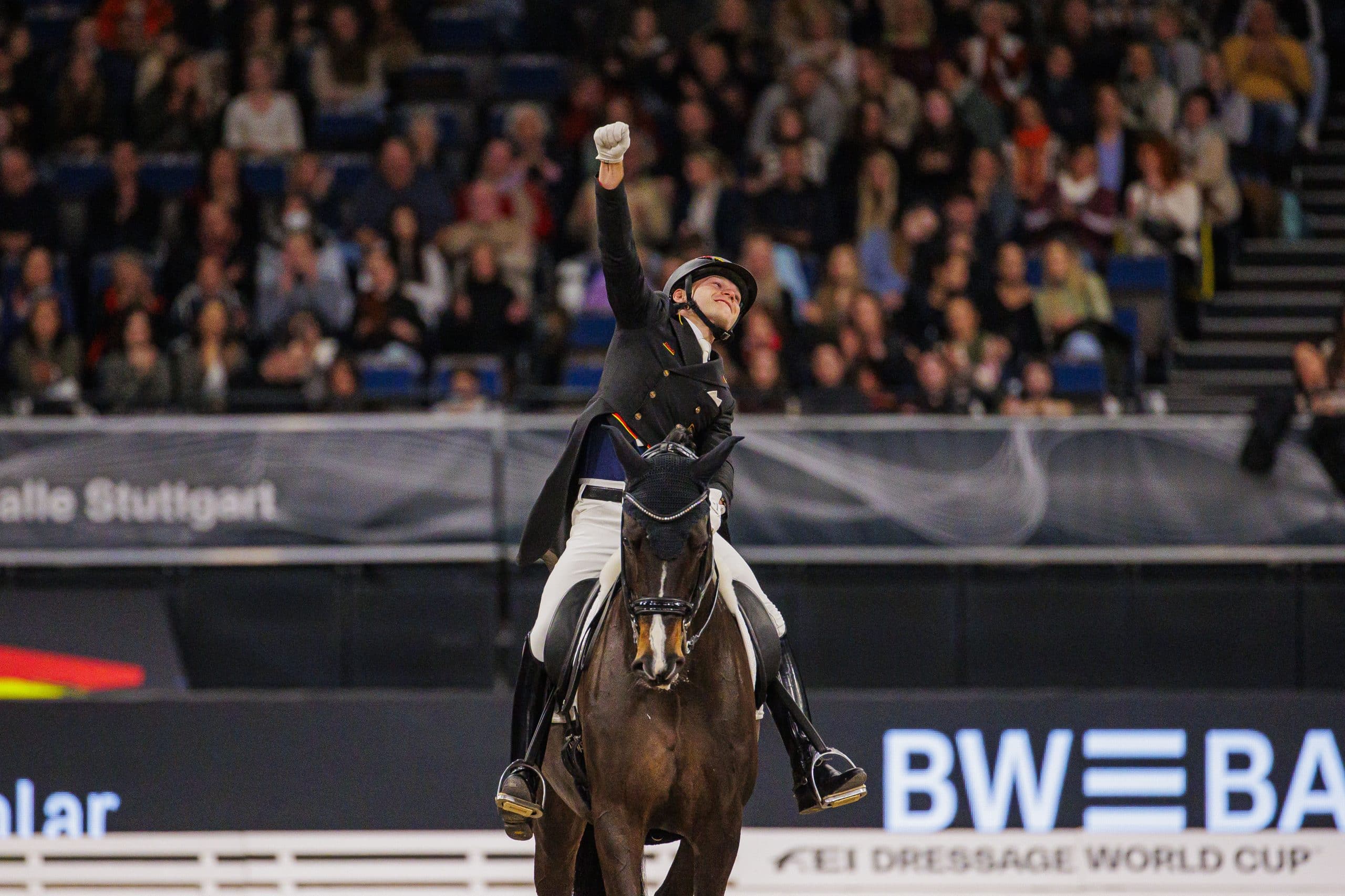 Der aufstrebende deutsche Star Raphael Netz, der am vergangenen Wochenende 25 Jahre alt wurde, feiert seinen Auftritt im vergangenen November in Stuttgart (GER), wo er mit Great Escape Camelot im dritten Teil des FEI Dressage World Cup™ Western European League den fünften Platz belegte. (FEI/Leanjo de Koster)