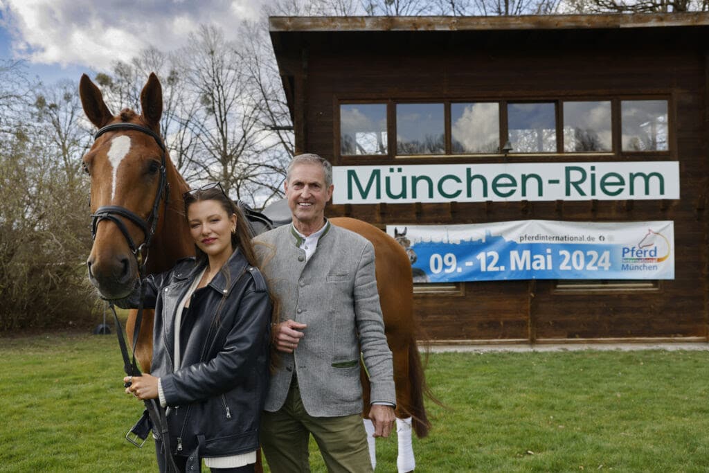 Joelina Drews beim Shooting mit Wallach Casanova vom BRFV abgelichtet auf dem Hufeisenplatz der Olympia-Reitanlage. Foto Franziska Krug for Pferd International München via Getty Images