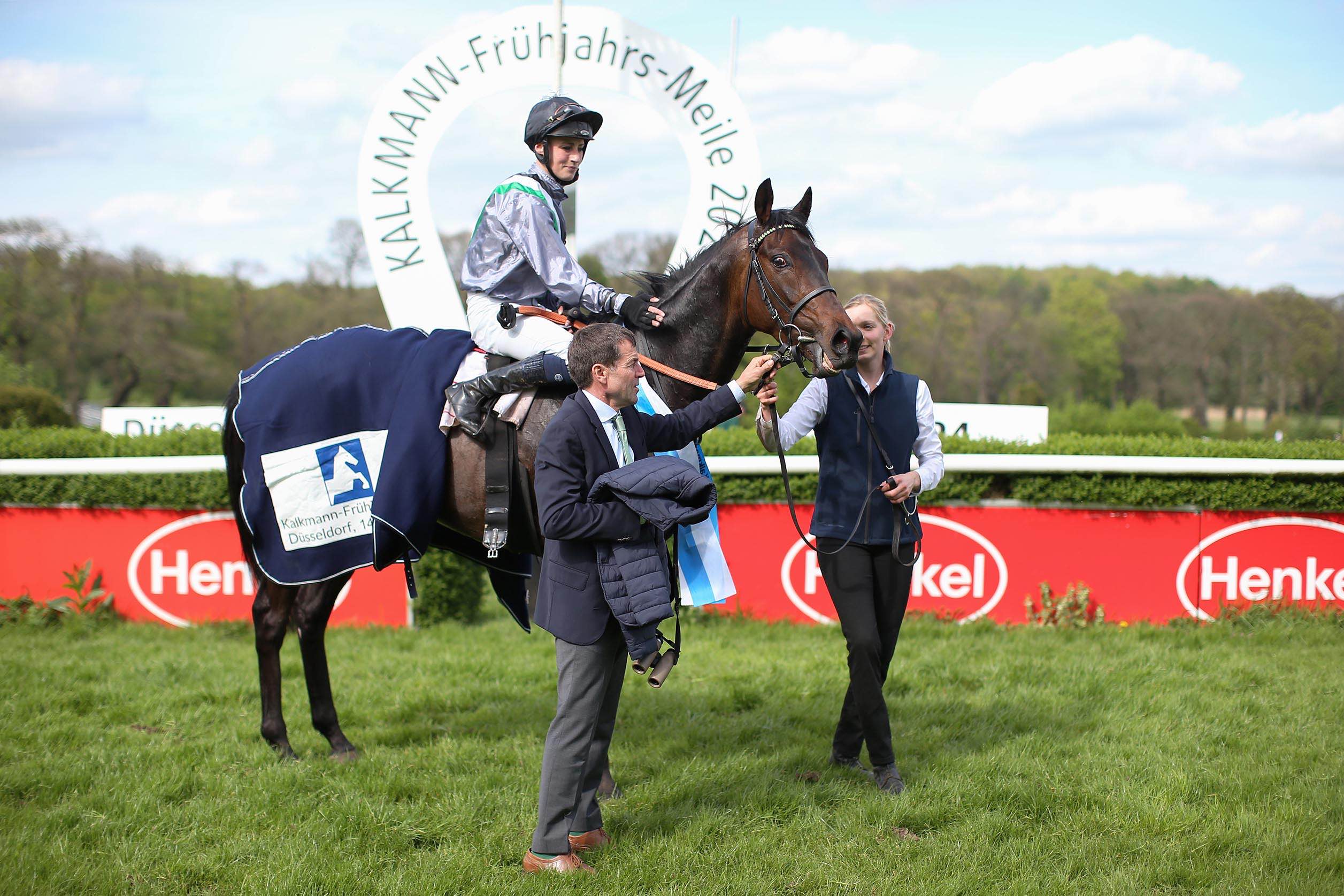 Der erste Gruppe-Sieger der Saison, Arcandi, mit Jockey Sybille Vogt, Pflegerin und Trainer Peter Schiergen in Düsseldorf. (Foto: marcruehl.com)