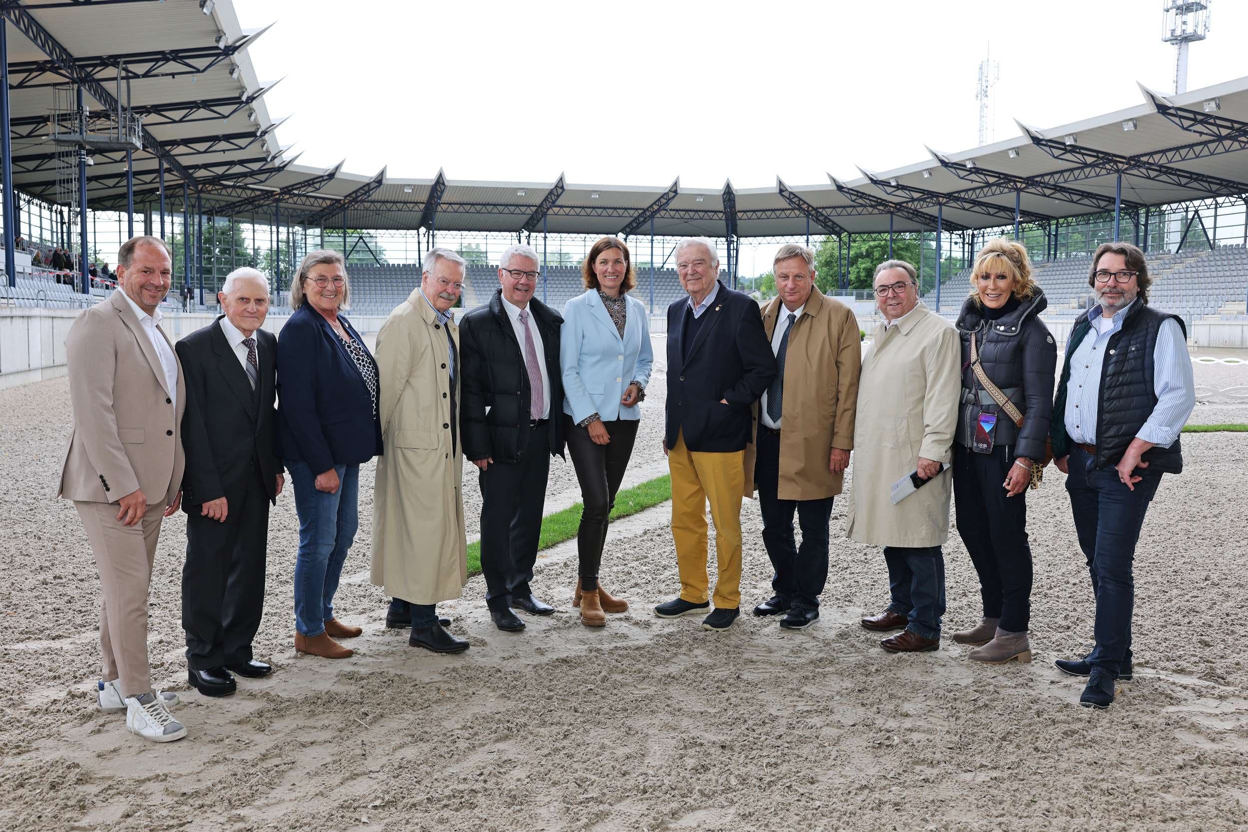 ALRV-Präsidentin Stefanie Peters bedankt sich bei langjährigen Vereinsmitgliedern Foto: CHIO Aachen/Andreas Steindl