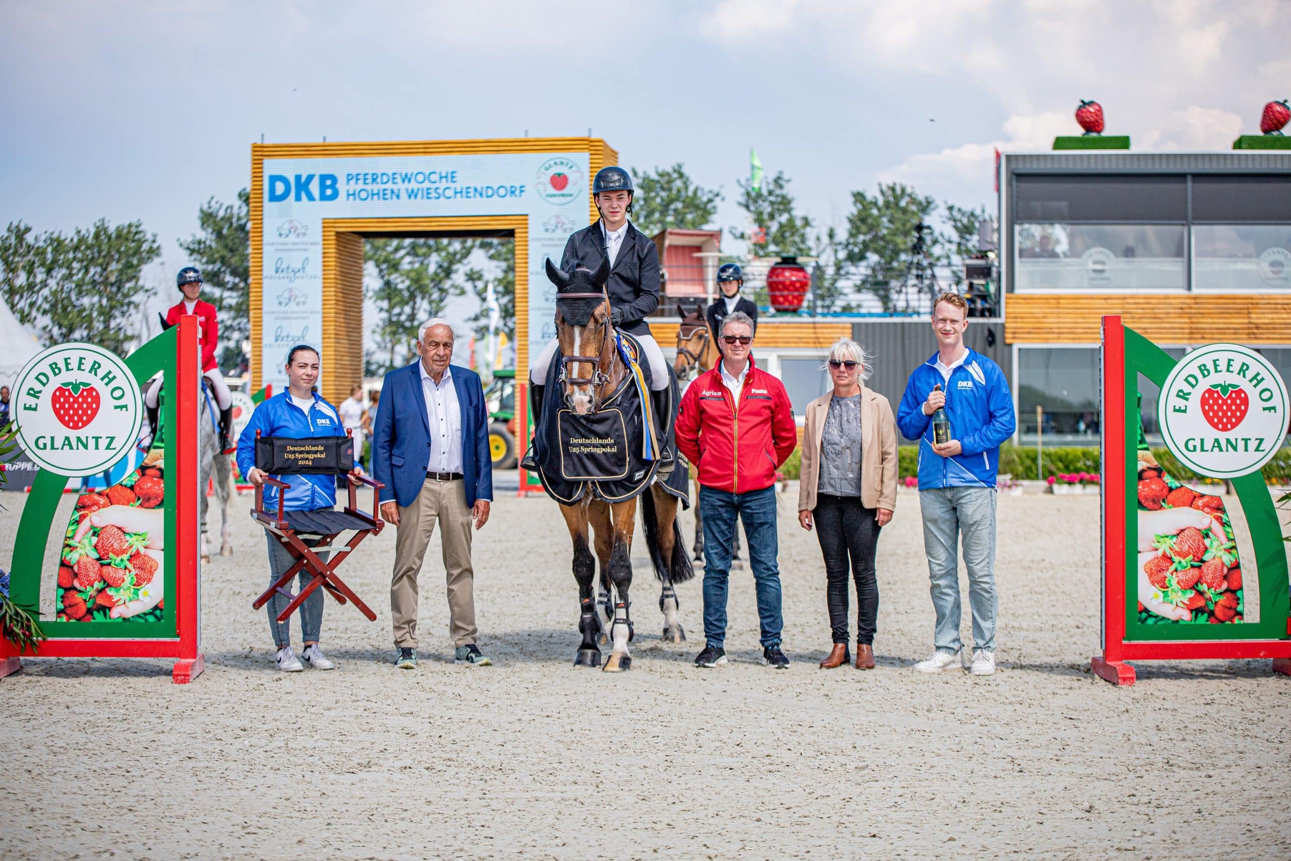 Siegerehrung Deutschlands U25 Springpokal der Stiftung Deutscher Pferdesport und Holger Hetzel Finalqualifikation: Enno Glantz, Sieger Lasse Nölting und Bundestrainer Peter Teeuwen Foto: Paulie Ullmann-Davis