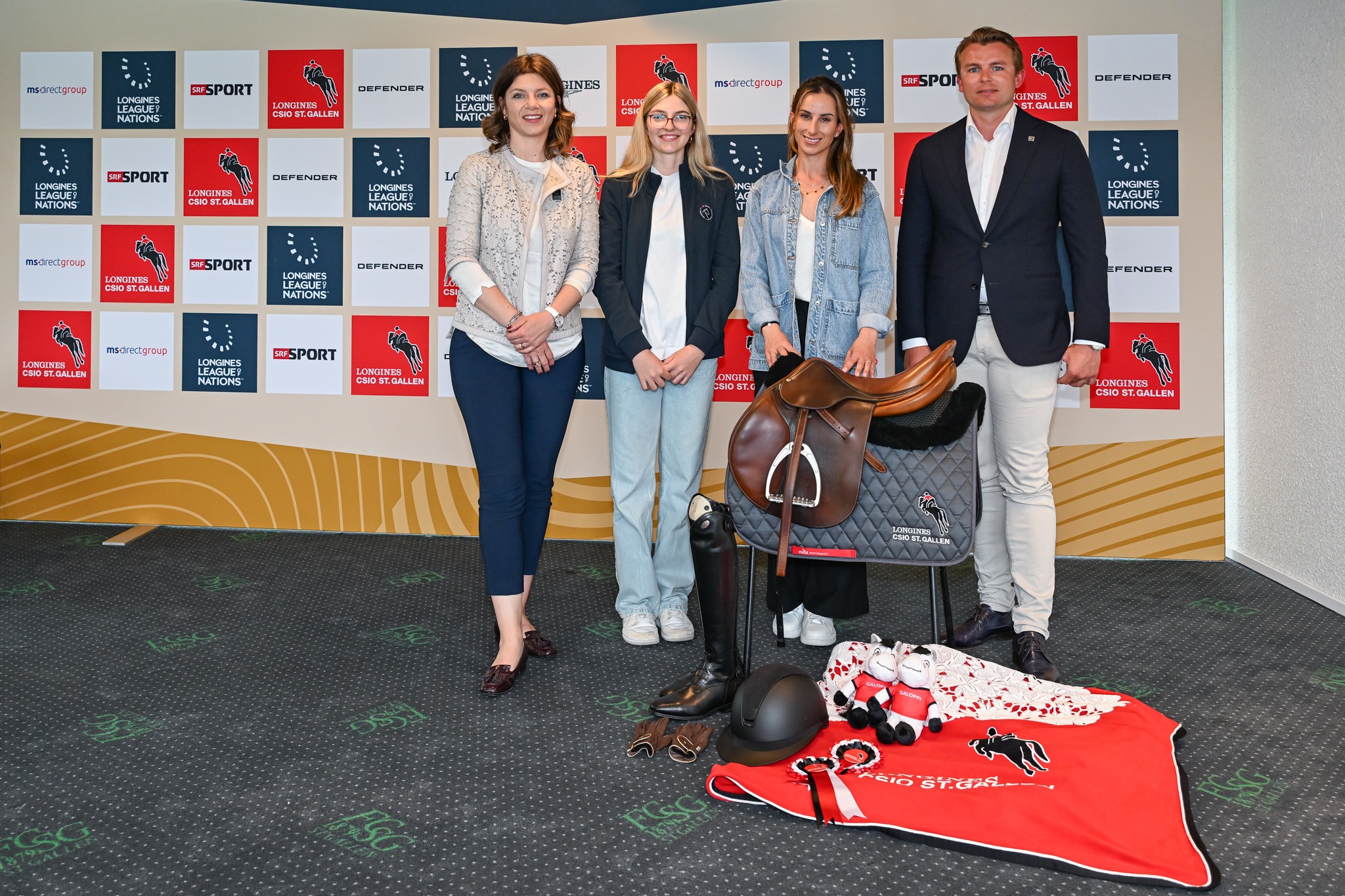 (von links nach rechts) Nayla Stössel (OK-Präsidentin Longines CSIO St.Gallen), Aaliyah Laurino (Nachwuchs-Springreiterin), Janika Sprunger (Schweizer Elite-Springreiterin) und Peter van der Waaij (Equipenchef der Schweizer Springreiter),. Bildnachweis: Katja Stuppia/CSIO