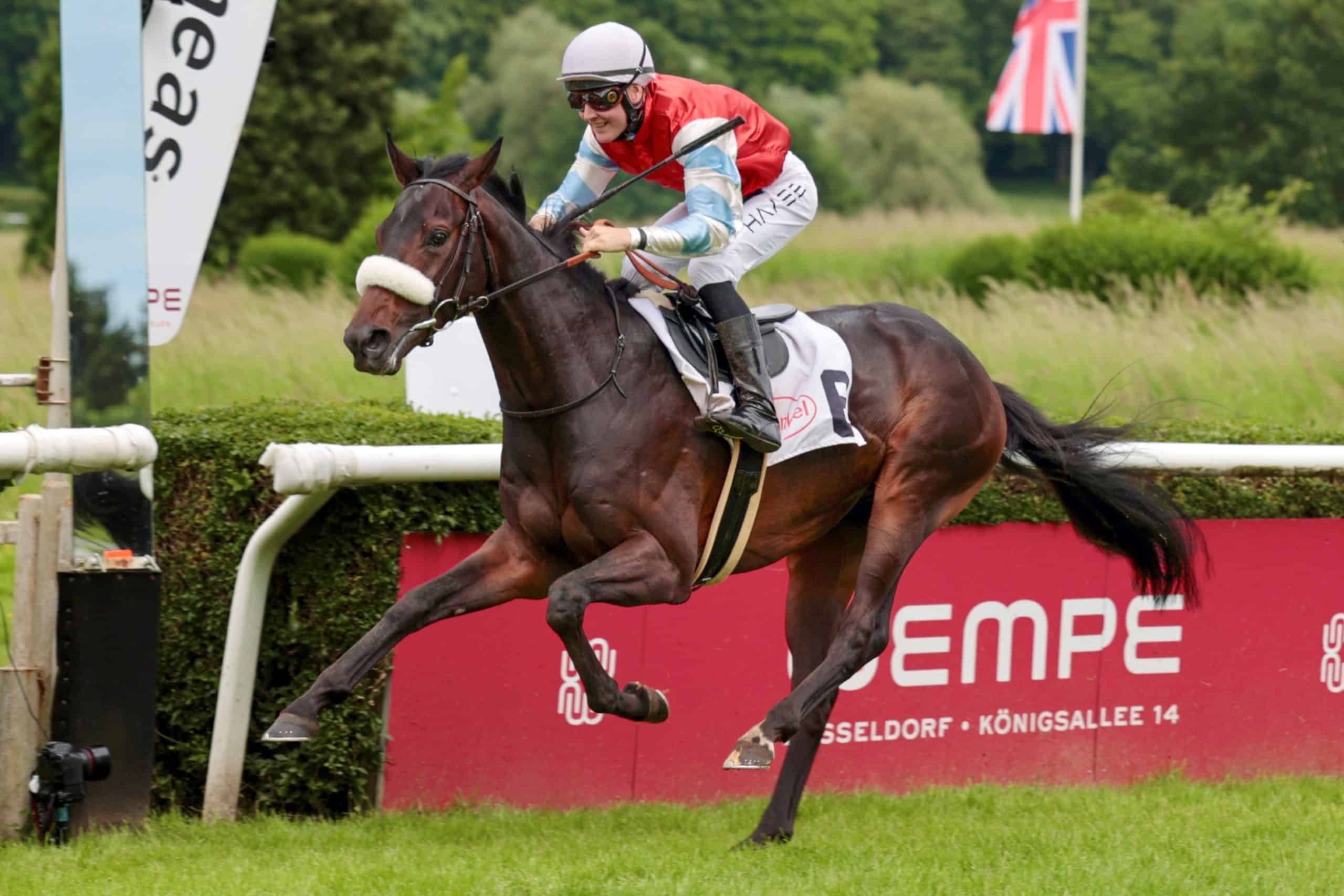 Lächelnd ins Ziel - Michal Abik mit Derbykandidat Wintertraum, Sieger des MERKUR SPIELBANKEN Derby Trials in Düsseldorf. (Foto: galoppfoto.de)