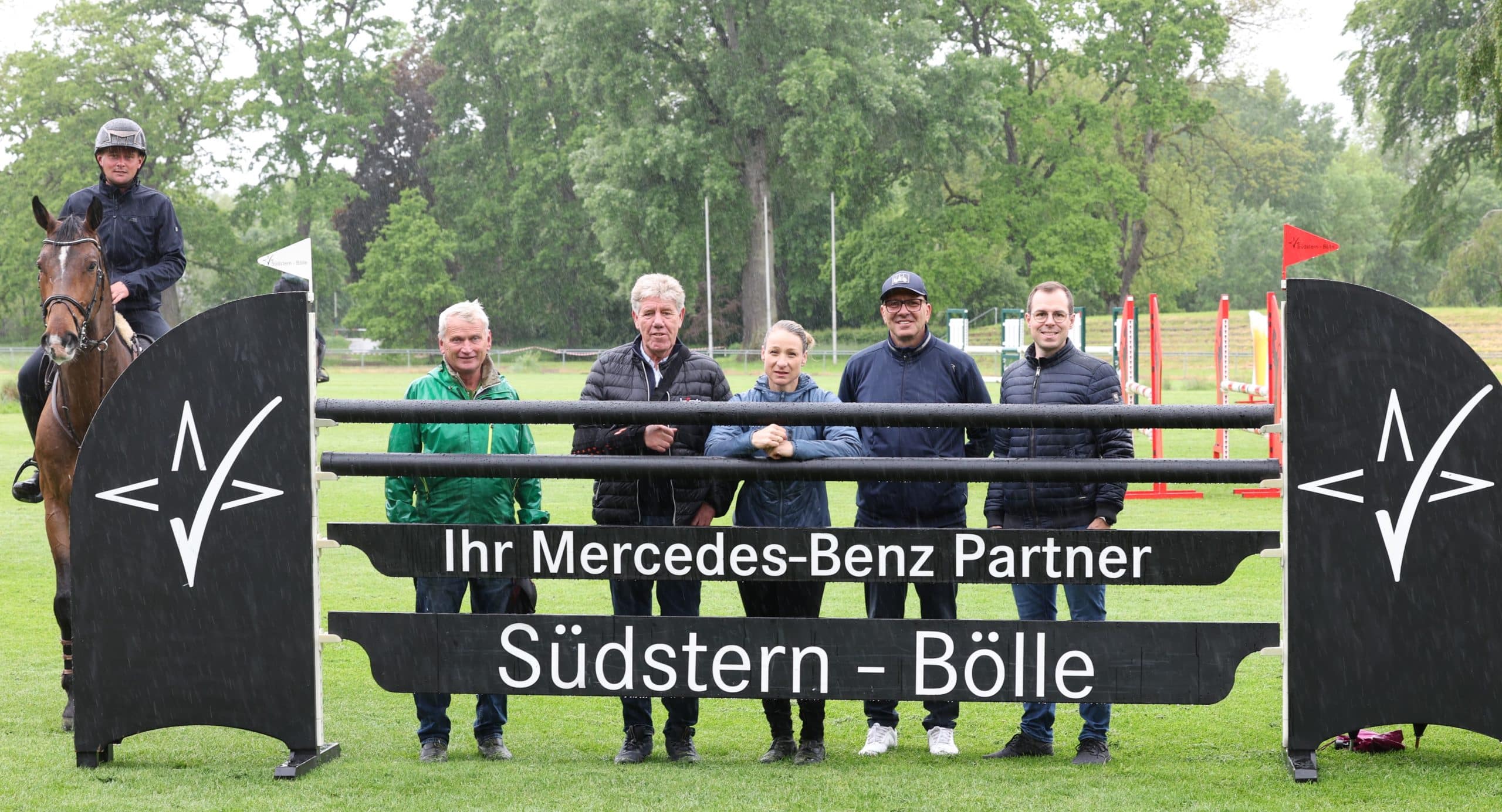 .v.l.: Niklas Krieg, Andreas Krieg (Trainer), Frank Rothenberger (Parcourschef), Ulrike Steeb (CHI-Projektleitung), Heiko Hildebrandt (Greenkeeper), Andreas Haller (Stadt Donaueschingen). Fotografenhinweis: Roger Müller