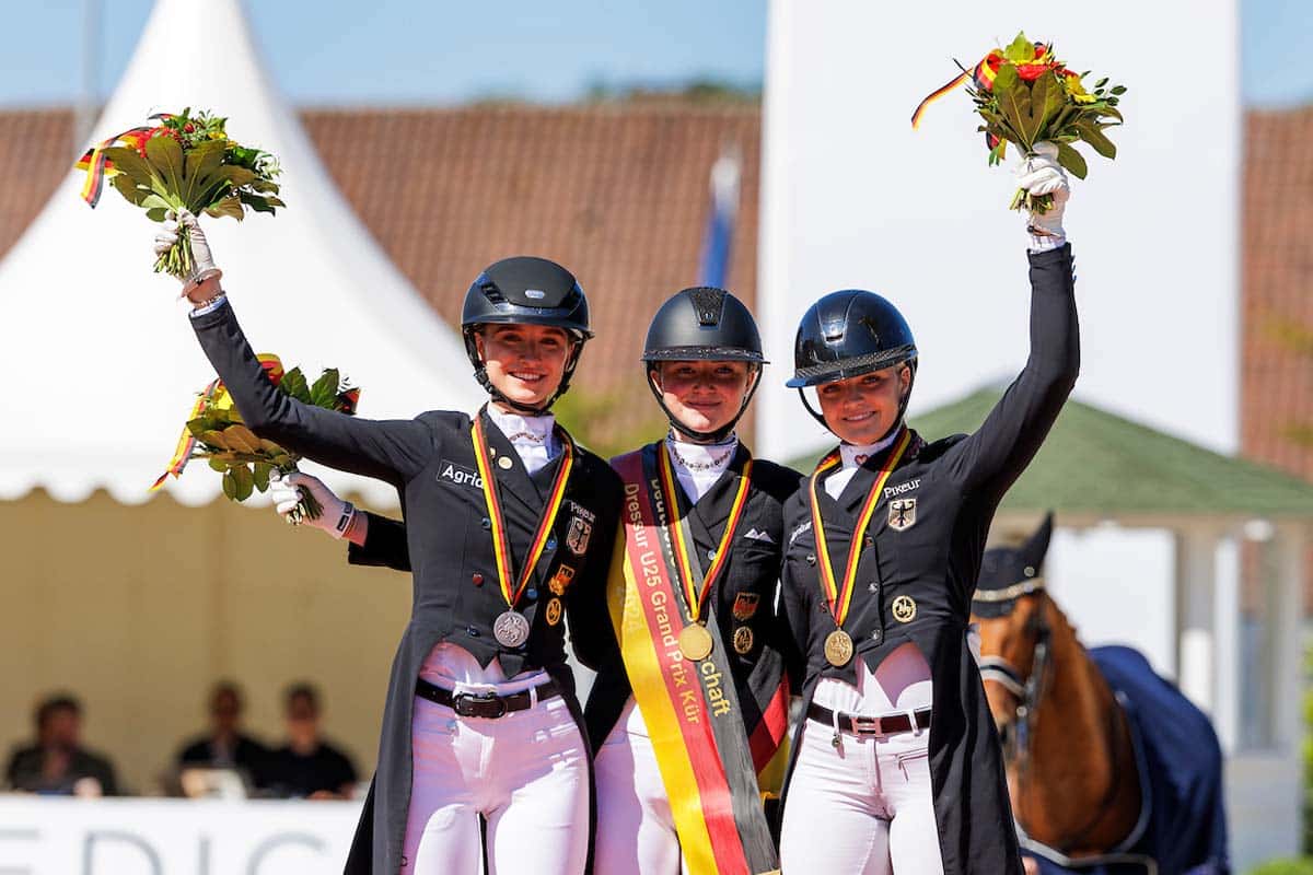 Das Podium der U25-Meisterschaft Dressur: Gold für Semmieke Rothenberger, Silber für Helen Erbe und Bronze für Luca Sophia Collin. Foto: (c) Stefan Lafrentz