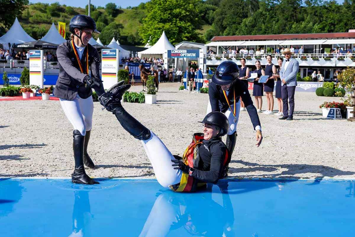 Das obligatorische Siegerbad durfte in Balve Emilia Löser als frischgebackene Meisterin der Springreiterinnen nehmen. Zweite wurde Justine Tebbel. Sandra Auffarth wurde Dritte. Foto: (c) Stefan Lafrentz