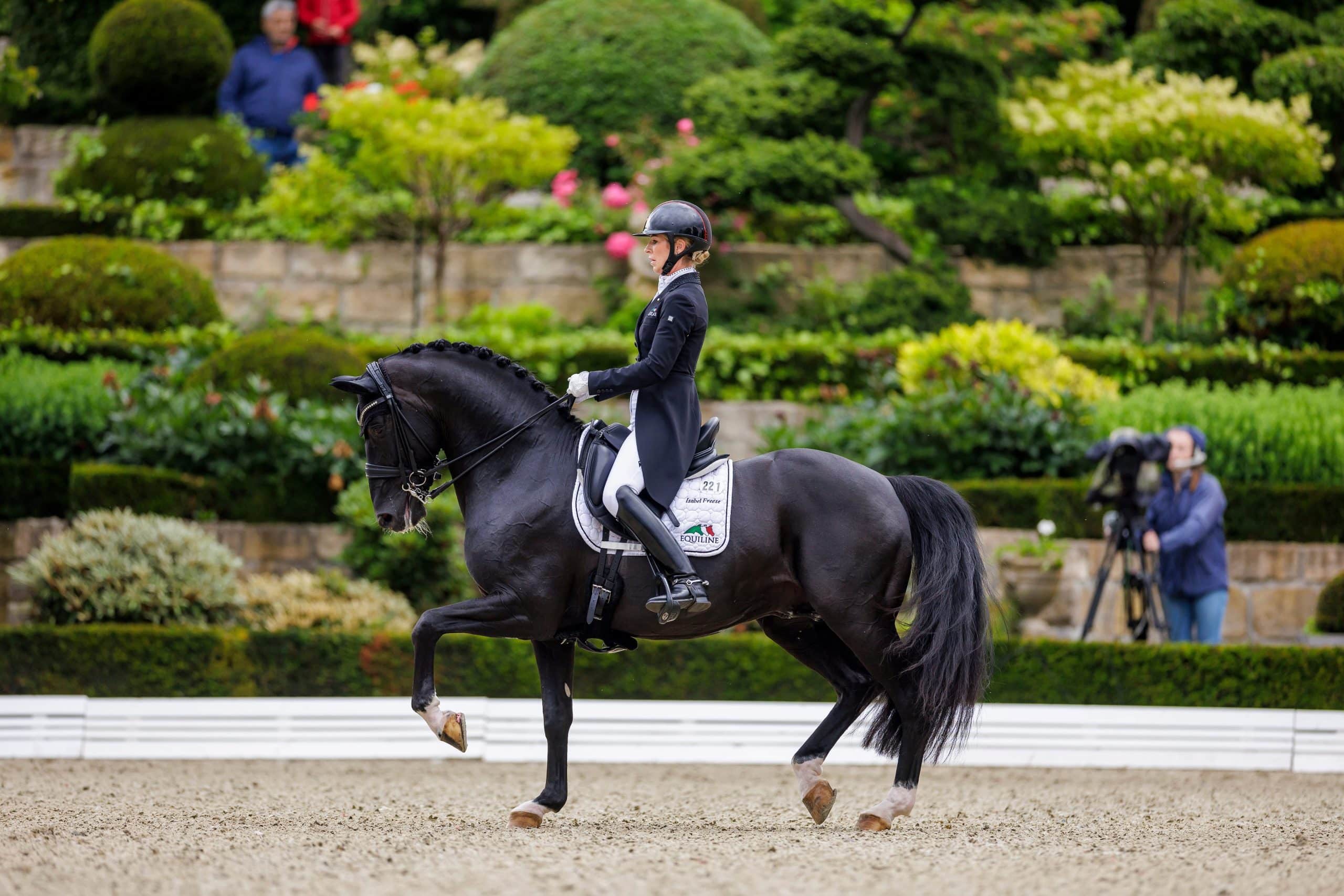 Der Sieg im Preis des Landrat des Hochtaunuskreises, Herrn Ulrich Krebs geht nach Nowegen an Isabel Freese mit Total Hope OLD Foto: Sportfotos-Lafrentz.de