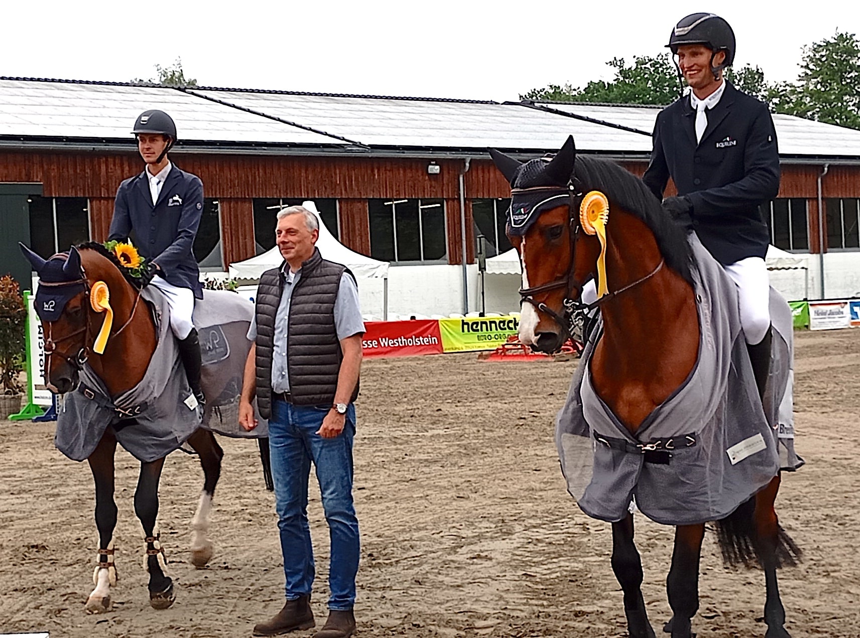 Hatten gut Lachen - Marten Witt mit Dunkirk (li.) und der "Neu-Breitenburger" Nisse Lüneburg mit Mr. Cash - beide Pferde qualifiziert für das Bundeschampionat. (Foto: MB)