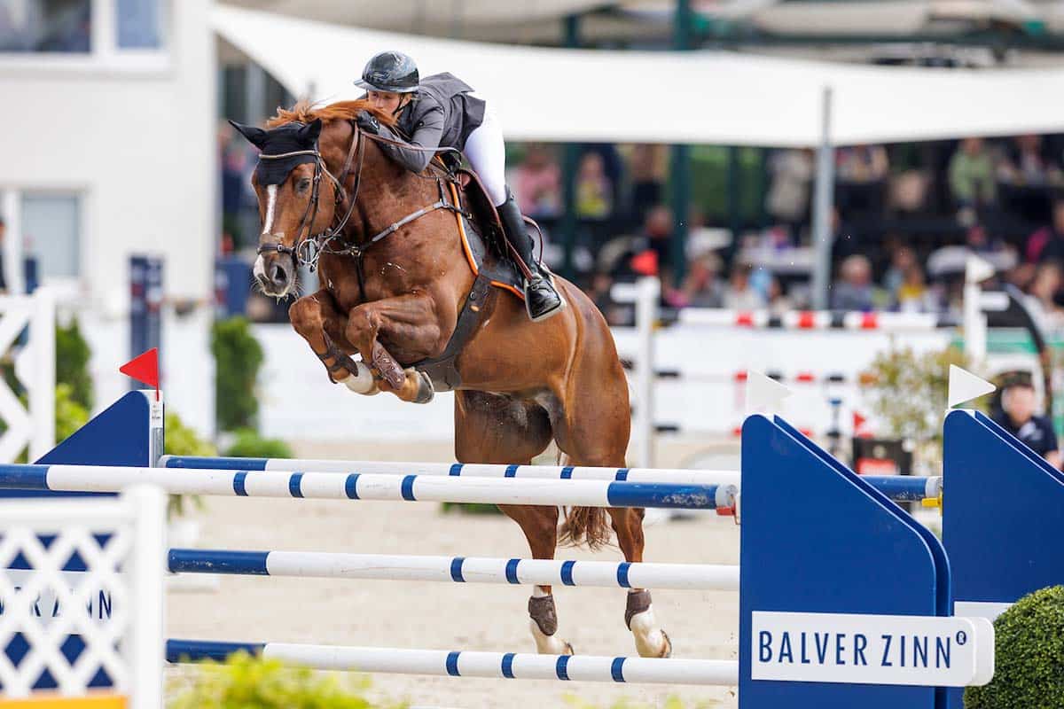 Sandra Auffarth und Quirici H gewinnen die erste Wertungsprüfung der DM im Springreiten in Balve. Foto (c) Stefan Lafrentz