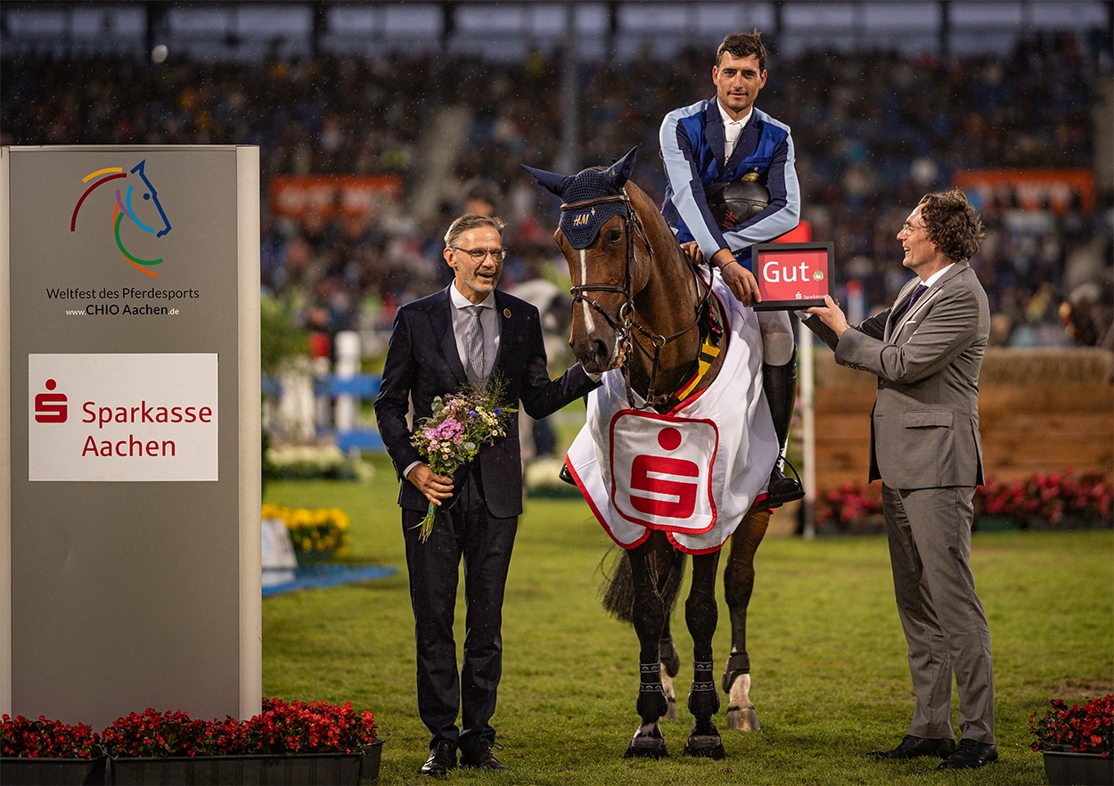 Norbert Laufs, den Vorstandsvorsitzenden der Sparkasse Aachen, gemeinsam mit ALRV-Aufsichtsratsmitlied Dr. Thomas Förl bei der Siegerehrung des Sparkassen-Youngster-Cups beim CHIO Aachen 2023. (Foto: CHIO Aachen/Jil Haak)