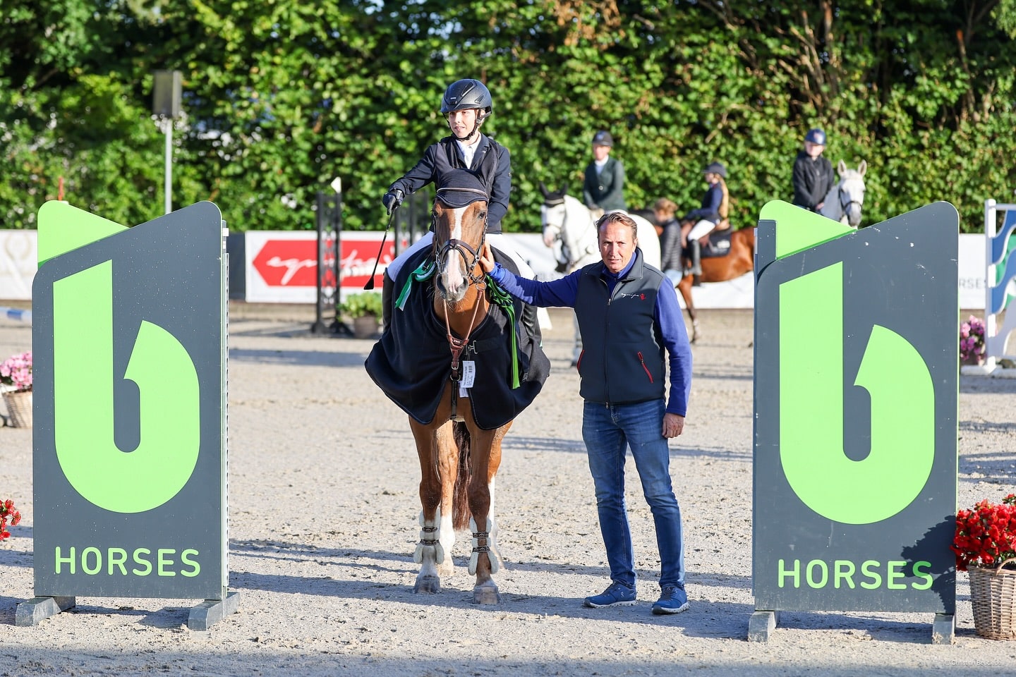 Einer der jüngsten und fröhlichsten Reiter beim CSE Ehlersdorf - Emil Meves mit Turnierleiter Jörg Naeve gewinnt in den Amateurtouren. (Foto: J. Petersen)