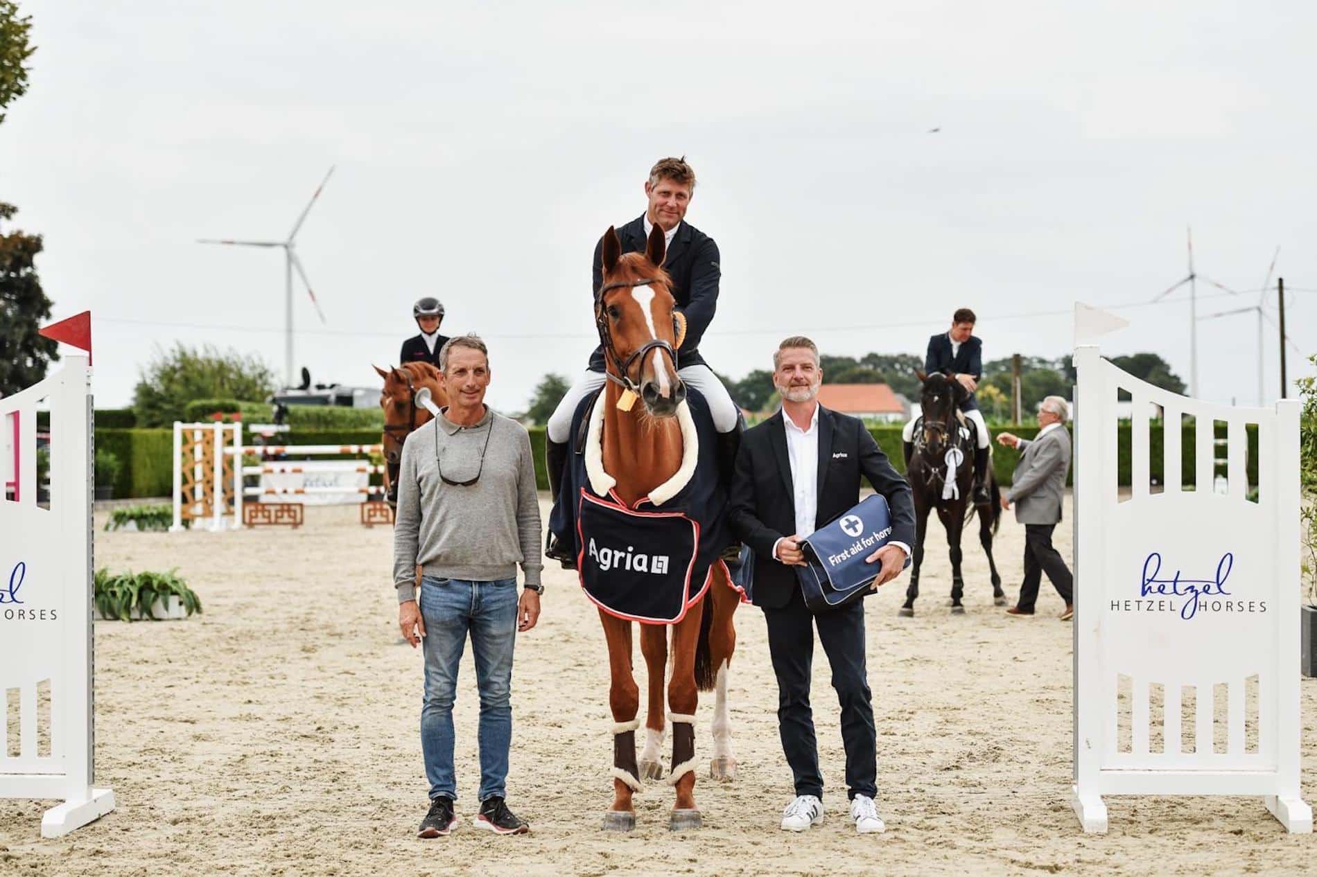 Erste Qualifikation gewonnen - Johannes Ehning und die siebenjährige Kira II - mit Turnierleiter Holger Hetzel und Peter Bornschein (AGRIA). (Foto: Lehmeyer)