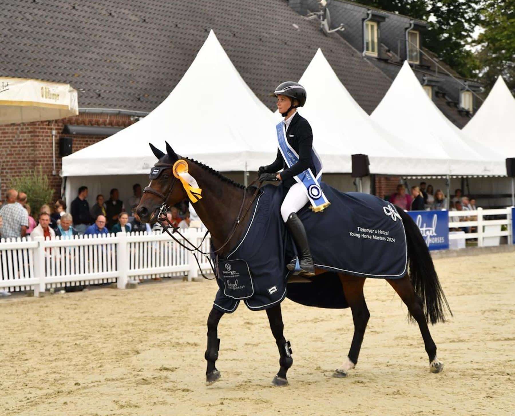 Start-Ziel-Sieg für den unternehmungslustigen Uriel und seine Ausbilderin Sophie Hinners im Finale des Tiemeyer x Hetzel Young Horse Masters. (Foto: Lehmeyer)