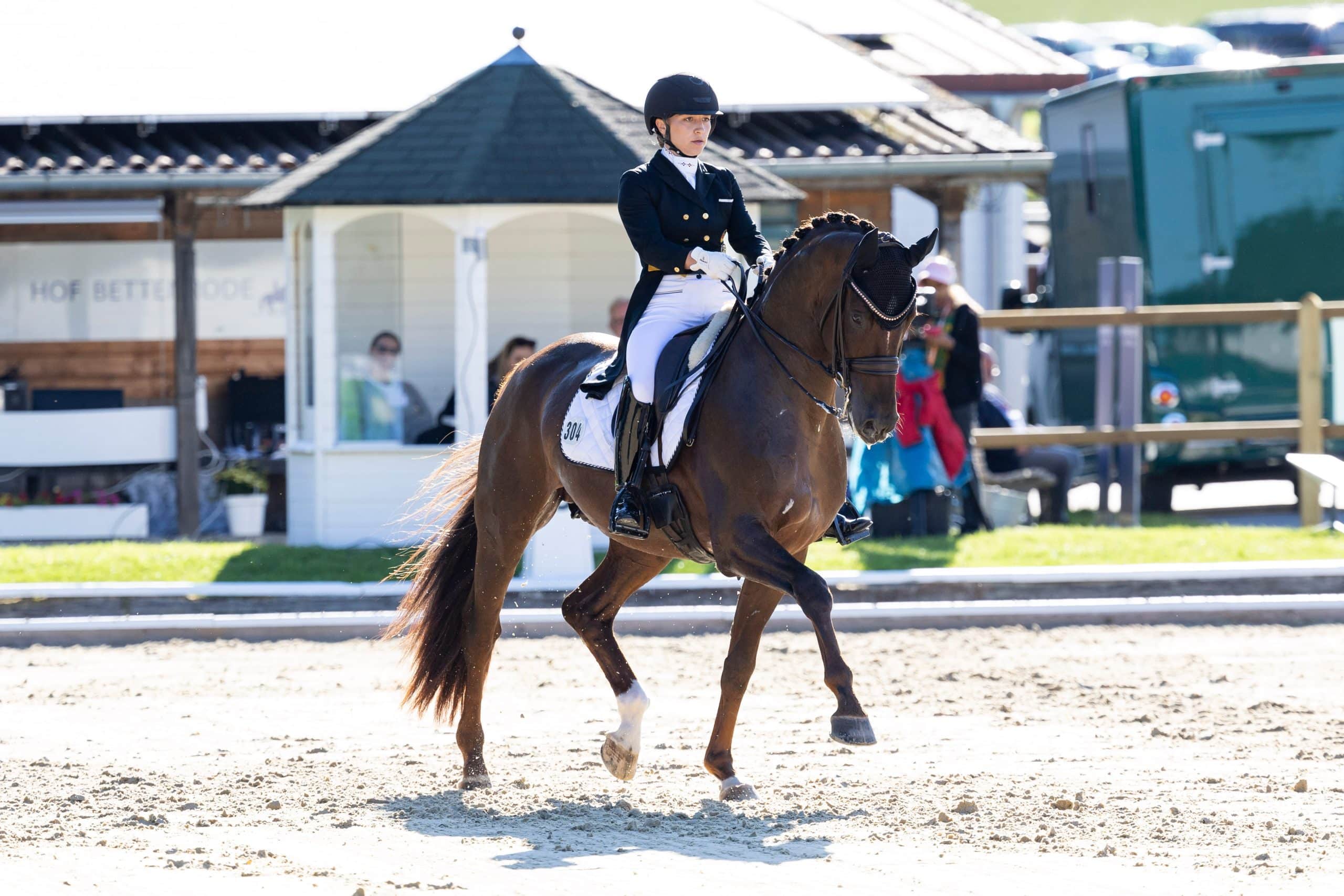 Fiel bereits bei den Weltmeisterschaften der Jungen Dressurpferde auf und gewann jetzt in Bettenrode die Finalqualifikation zum NÜRNBERGER BURG-POKAL - der Hannoveraner Life Time FRH unter Charlott-Maria Schürmann. (Foto: Thomas Hellmann)