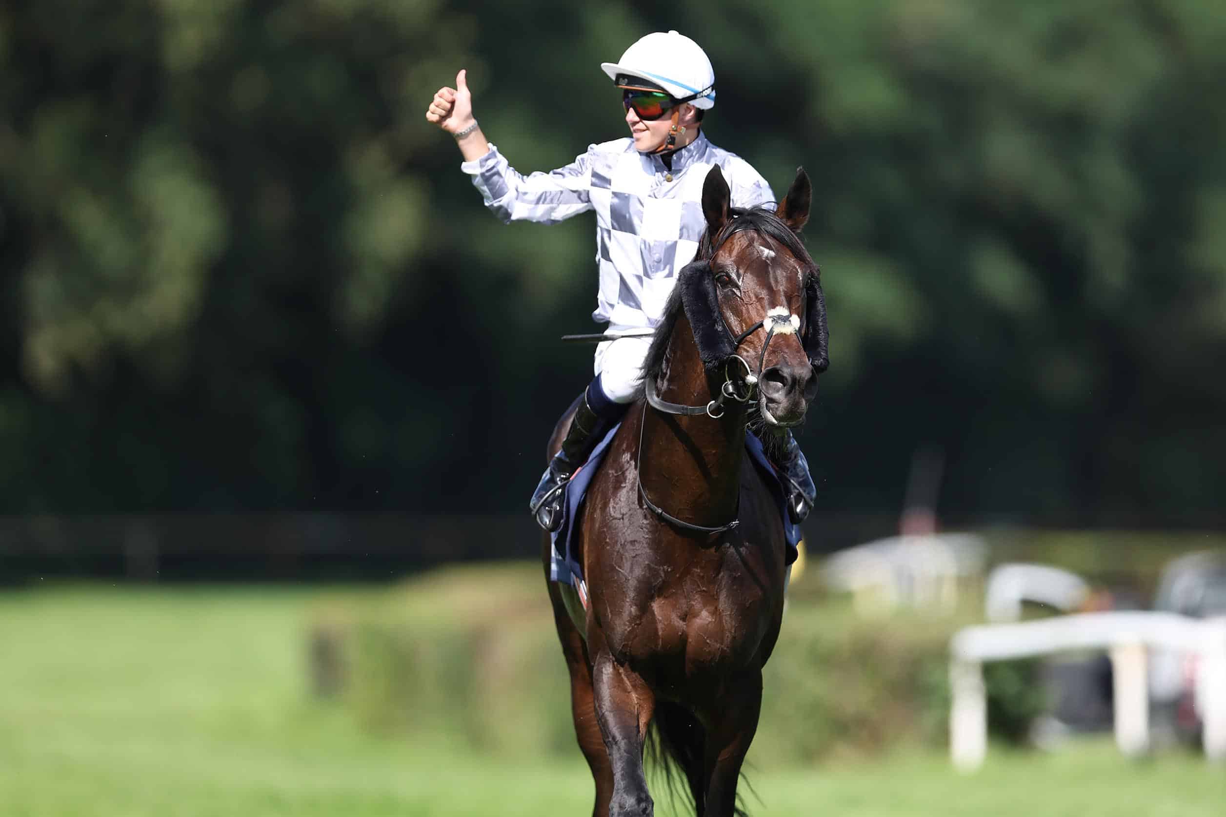 All right - Jockey Dylan Browne Mc Monagle und Al Riffa nach ihrem überlegenen Sieg im Großen Preis in Hoppegarten. (Foto: marcruehl.com)