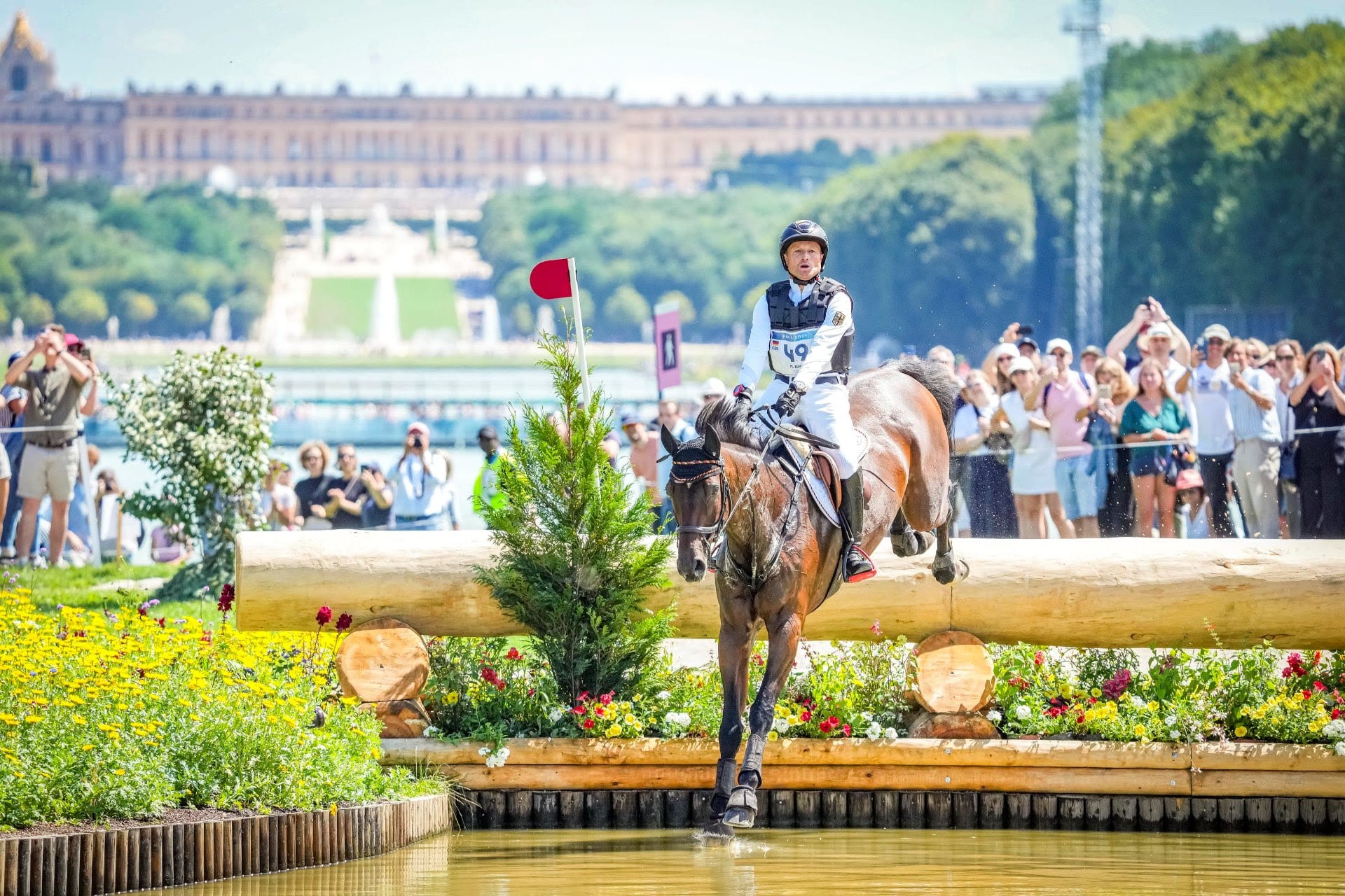 Das Foto zeigt Michael Jung und Chipmunk bei ihrem olympischen Geländeritt im Schlossgarten von Versailles. (Foto: Arnd Bronkhorst)